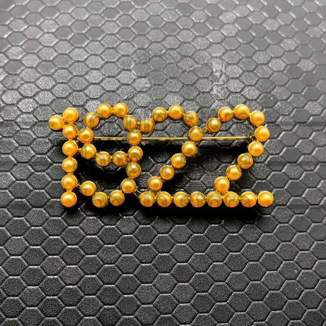 Broszka Moda - złota sztuczna perła z metalową etykietą SIGMA GAMMA RHO społeczność biżuteria pin 1922 - Wianko - 2