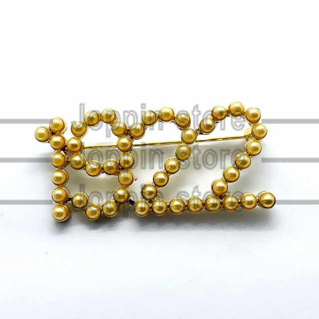 Broszka Moda - złota sztuczna perła z metalową etykietą SIGMA GAMMA RHO społeczność biżuteria pin 1922 - Wianko - 4