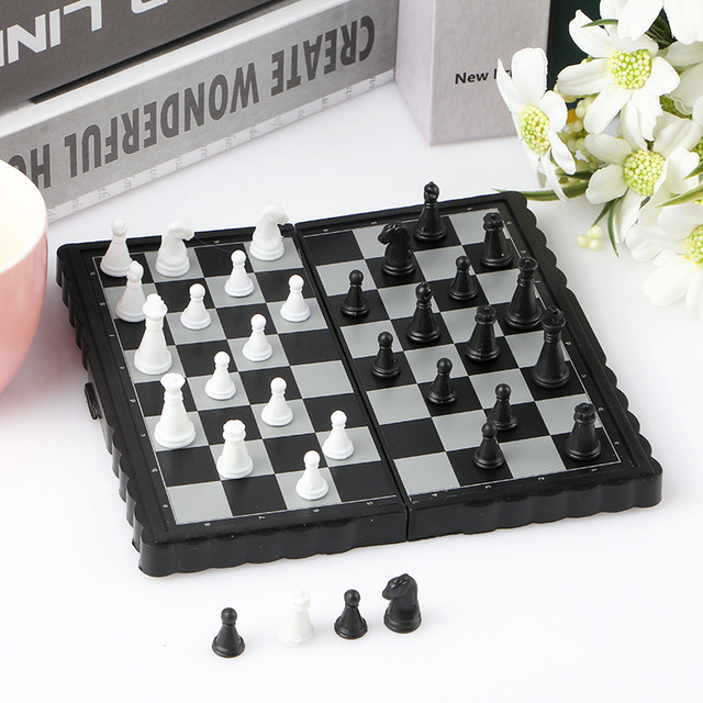 Mini zestaw szachowy - składane, magnetyczne, plastikowe szachy na przenośnej szachownicy - zabawka dla dzieci 2021 - Wianko - 1