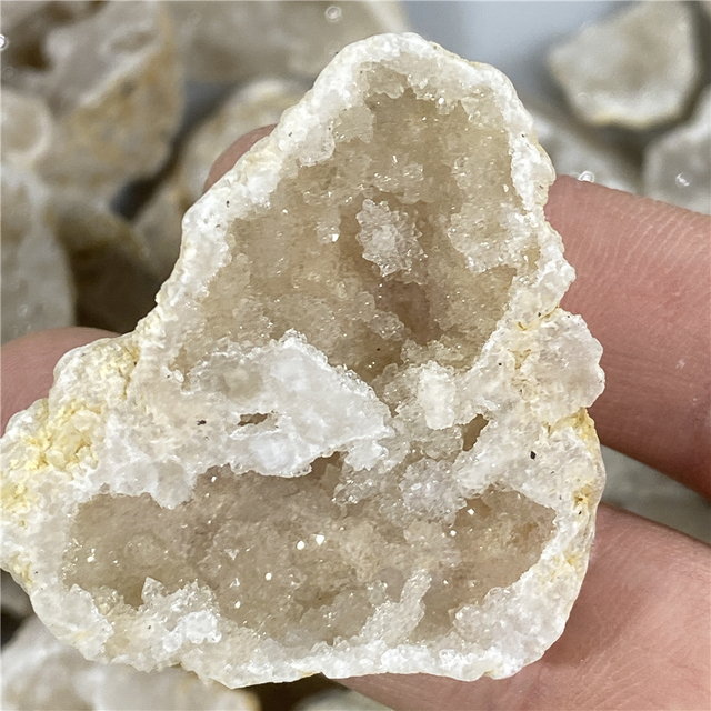 Geode biały agat - nieregularny surowy kamień naturalny z bryłą kryształową i kwarcową kromką - minerały uzdrawianie Reiki - dekoracja domowa - Wianko - 2
