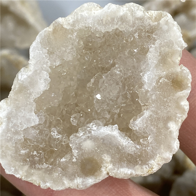 Geode biały agat - nieregularny surowy kamień naturalny z bryłą kryształową i kwarcową kromką - minerały uzdrawianie Reiki - dekoracja domowa - Wianko - 1