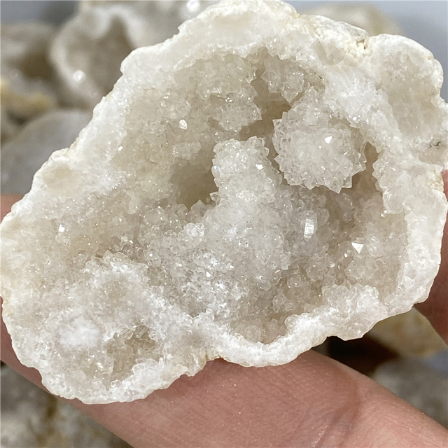 Geode biały agat - nieregularny surowy kamień naturalny z bryłą kryształową i kwarcową kromką - minerały uzdrawianie Reiki - dekoracja domowa - Wianko - 4