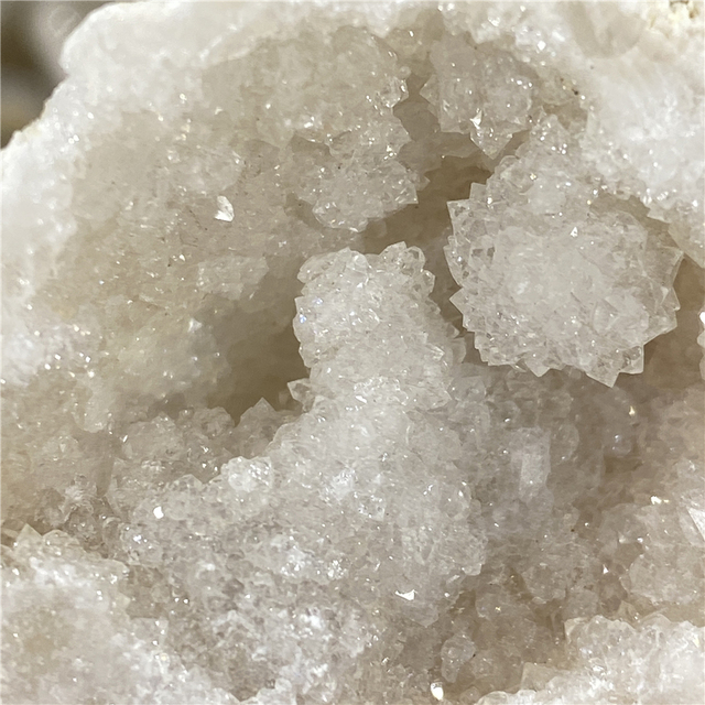 Geode biały agat - nieregularny surowy kamień naturalny z bryłą kryształową i kwarcową kromką - minerały uzdrawianie Reiki - dekoracja domowa - Wianko - 5