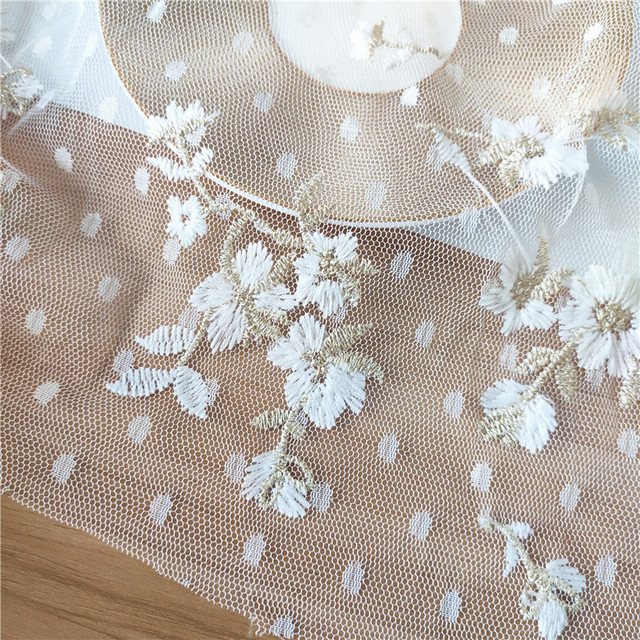 Materiał tiulowy z białym wzorem w kwiaty i kropkami - idealny do haftowania, sukienek i spódnic na wesele - Wianko - 4