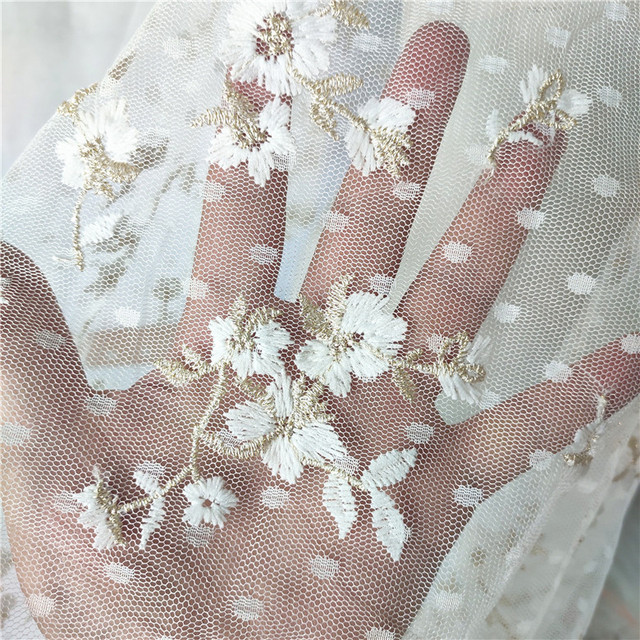 Materiał tiulowy z białym wzorem w kwiaty i kropkami - idealny do haftowania, sukienek i spódnic na wesele - Wianko - 3