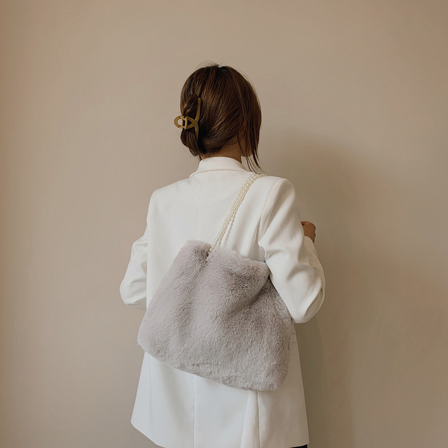 Furry luksusowa torebka futerkowa na ramię z rączkami i perłami dla kobiet 2021 zima - Wianko - 21