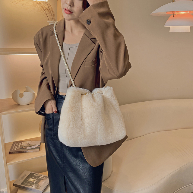Furry luksusowa torebka futerkowa na ramię z rączkami i perłami dla kobiet 2021 zima - Wianko - 16