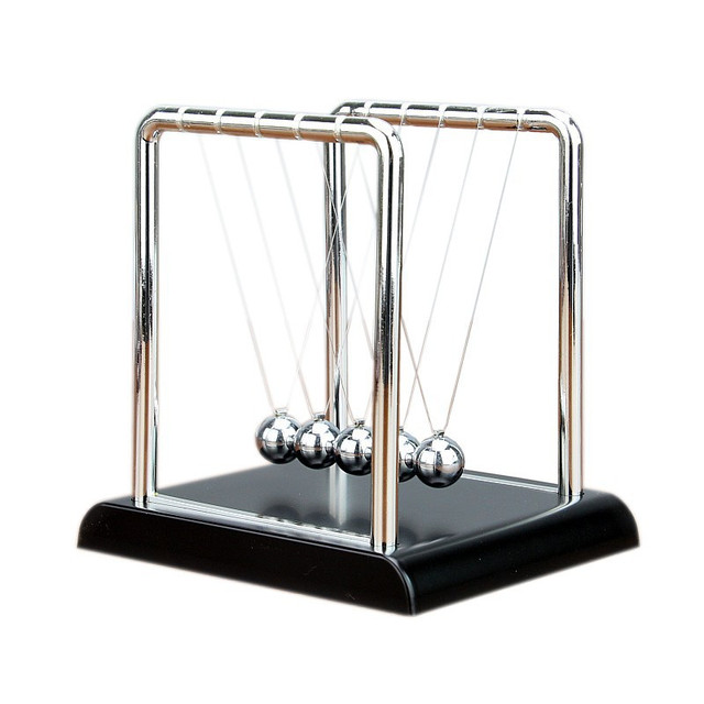 Figurka Newton Cradle: zabawka edukacyjna z równoważnym wahadłem, idealna dekoracja biurka - Wianko - 4