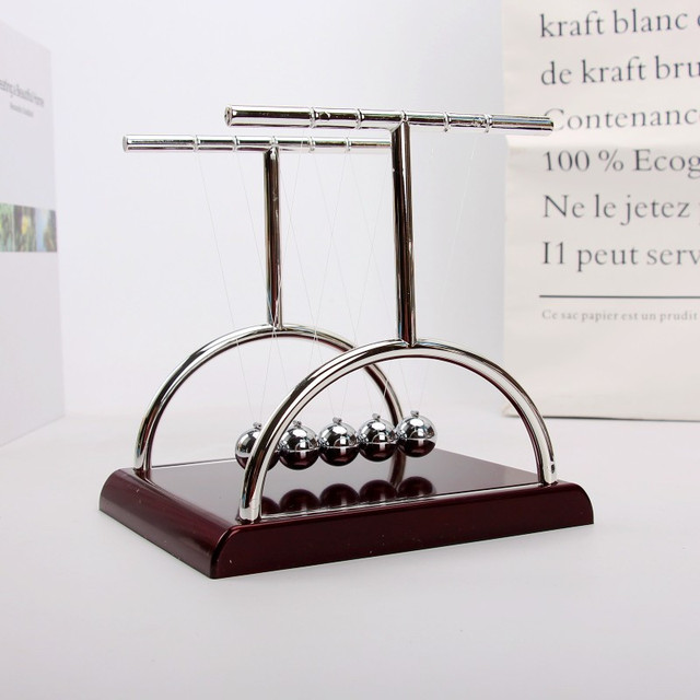 Figurka Newton Cradle: zabawka edukacyjna z równoważnym wahadłem, idealna dekoracja biurka - Wianko - 3