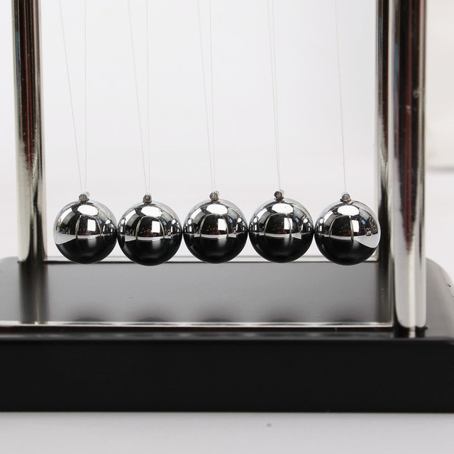 Figurka Newton Cradle: zabawka edukacyjna z równoważnym wahadłem, idealna dekoracja biurka - Wianko - 8