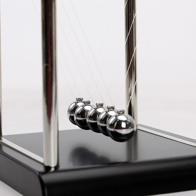 Figurka Newton Cradle: zabawka edukacyjna z równoważnym wahadłem, idealna dekoracja biurka - Wianko - 5