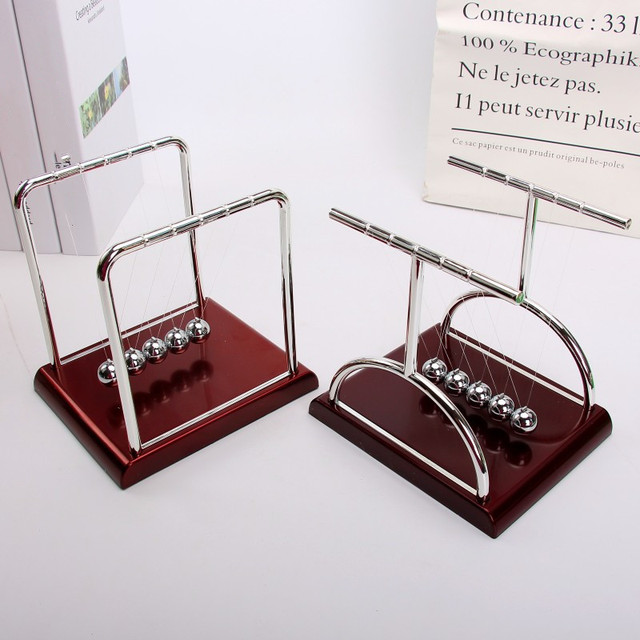 Figurka Newton Cradle: zabawka edukacyjna z równoważnym wahadłem, idealna dekoracja biurka - Wianko - 1