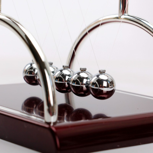 Figurka Newton Cradle: zabawka edukacyjna z równoważnym wahadłem, idealna dekoracja biurka - Wianko - 6