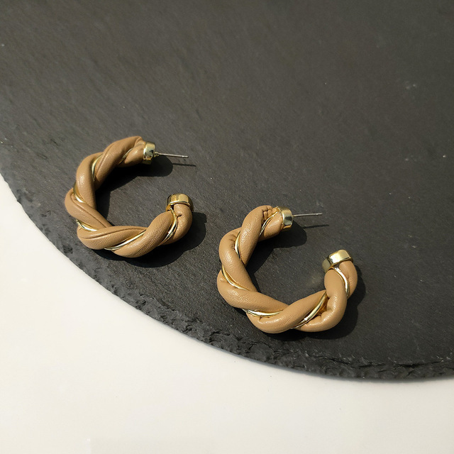 Kolczyki damske, metalowe skręcone dzianiny w kształcie litery C z ozdobnymi skórzanymi szwami w różnych kolorach - HUANZHI 2021 - Wianko - 10