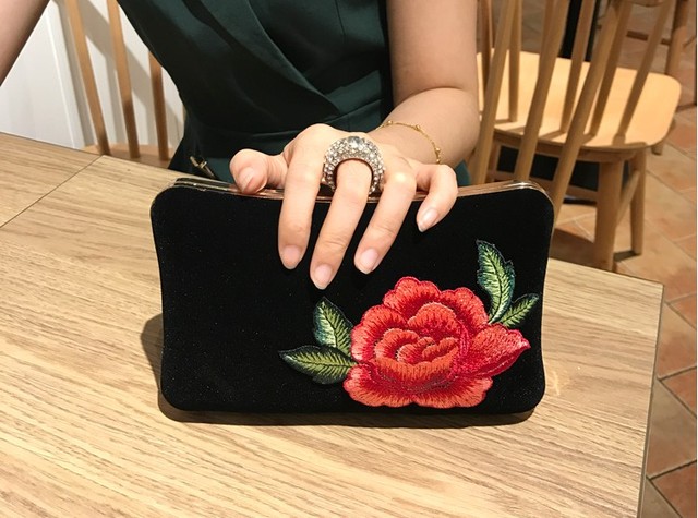 Czarna torebka z aksamitnym haftem kwiatowym w stylu retro i ludowym - Wianko - 9