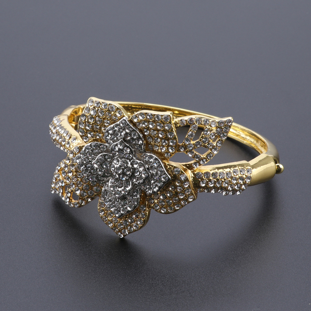 Zestaw biżuterii ślubnej Dubai - wisiorek, naszyjnik, bransoletka, kolczyki, pierścień - kryształ, kwiatowe motywy - Wianko - 6