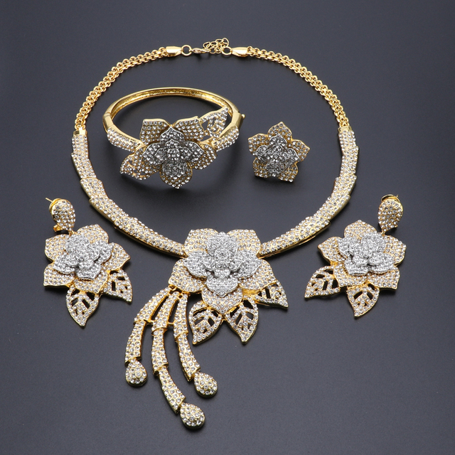 Zestaw biżuterii ślubnej Dubai - wisiorek, naszyjnik, bransoletka, kolczyki, pierścień - kryształ, kwiatowe motywy - Wianko - 3