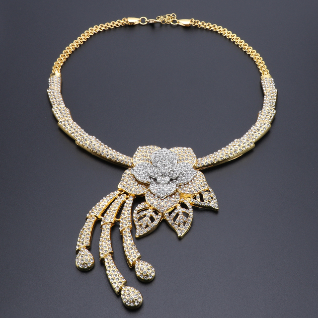 Zestaw biżuterii ślubnej Dubai - wisiorek, naszyjnik, bransoletka, kolczyki, pierścień - kryształ, kwiatowe motywy - Wianko - 4