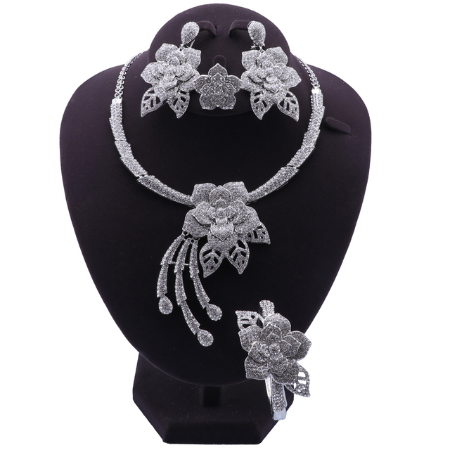 Zestaw biżuterii ślubnej Dubai - wisiorek, naszyjnik, bransoletka, kolczyki, pierścień - kryształ, kwiatowe motywy - Wianko - 12