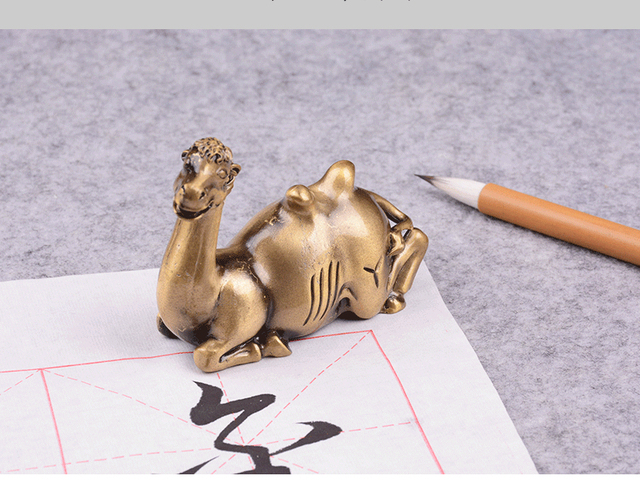 Modelowany uchwyt na szczotki do kaligrafii z antyczną wagą papieru - mosiądzowy wielbłąd z małymi ozdobami - Wianko - 2