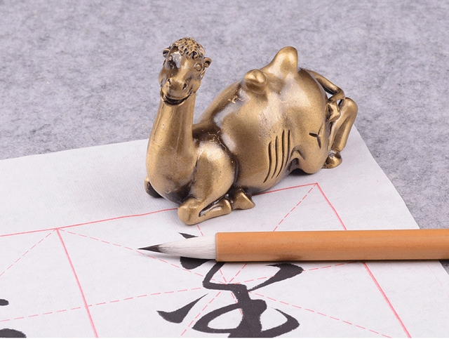 Modelowany uchwyt na szczotki do kaligrafii z antyczną wagą papieru - mosiądzowy wielbłąd z małymi ozdobami - Wianko - 1