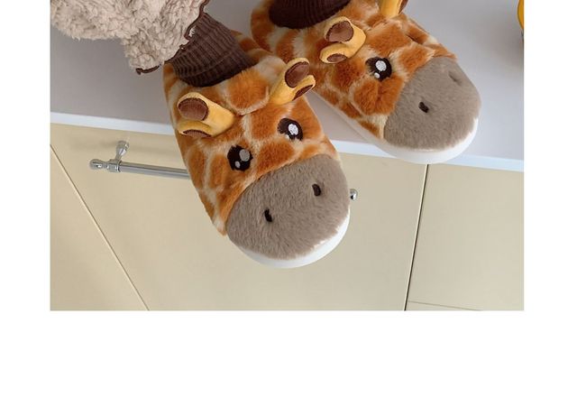Kapcie damskie puszyste futro kreskówka żyrafa ze zwierzętami przeciwpoślizgowe - Wianko - 6