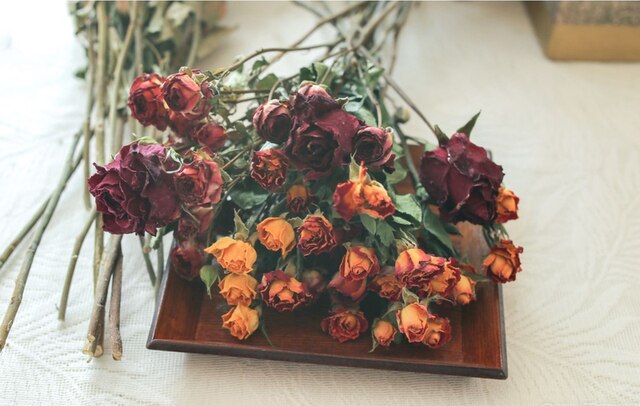 Suszone bukiet hybrydowej róży, żółta, czerwona i pomarańczowa, wintażowa dekoracja kwiatowa do domu, idealna na Walentynki - Wianko - 3