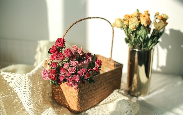Suszone bukiet hybrydowej róży, żółta, czerwona i pomarańczowa, wintażowa dekoracja kwiatowa do domu, idealna na Walentynki - Wianko - 5
