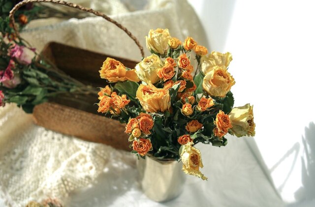 Suszone bukiet hybrydowej róży, żółta, czerwona i pomarańczowa, wintażowa dekoracja kwiatowa do domu, idealna na Walentynki - Wianko - 7