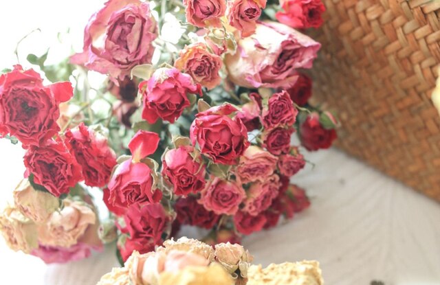 Suszone bukiet hybrydowej róży, żółta, czerwona i pomarańczowa, wintażowa dekoracja kwiatowa do domu, idealna na Walentynki - Wianko - 9