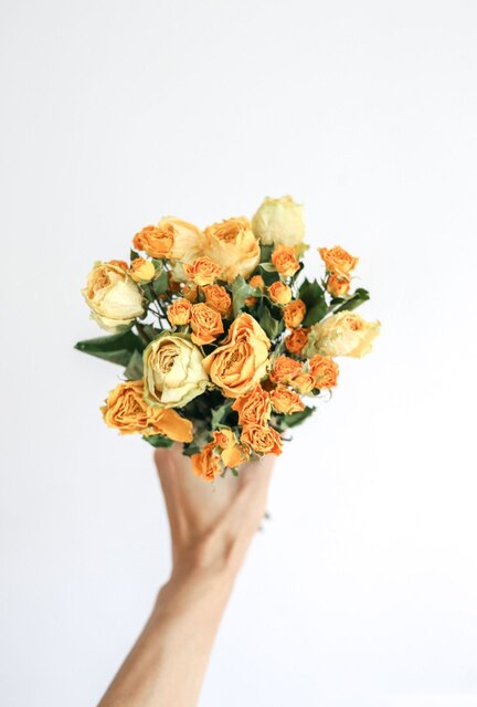 Suszone bukiet hybrydowej róży, żółta, czerwona i pomarańczowa, wintażowa dekoracja kwiatowa do domu, idealna na Walentynki - Wianko - 6