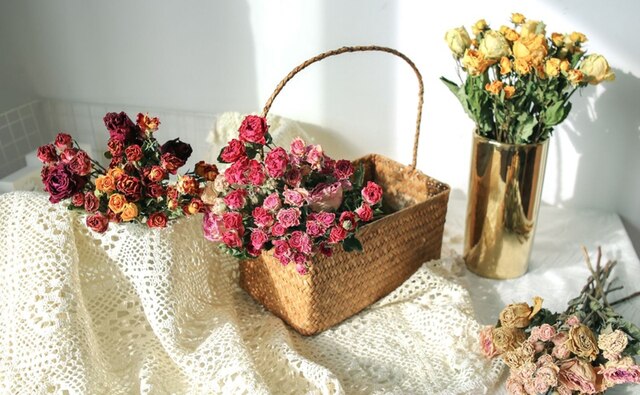 Suszone bukiet hybrydowej róży, żółta, czerwona i pomarańczowa, wintażowa dekoracja kwiatowa do domu, idealna na Walentynki - Wianko - 1