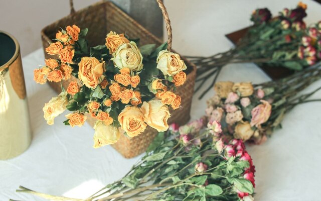 Suszone bukiet hybrydowej róży, żółta, czerwona i pomarańczowa, wintażowa dekoracja kwiatowa do domu, idealna na Walentynki - Wianko - 2