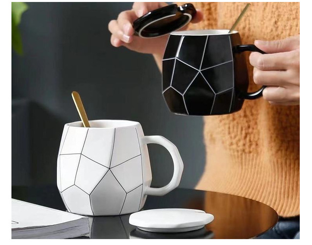 Kubek ceramiczny geometria czarno-biały marki Marc, idealny do biura i podróży - Wianko - 5