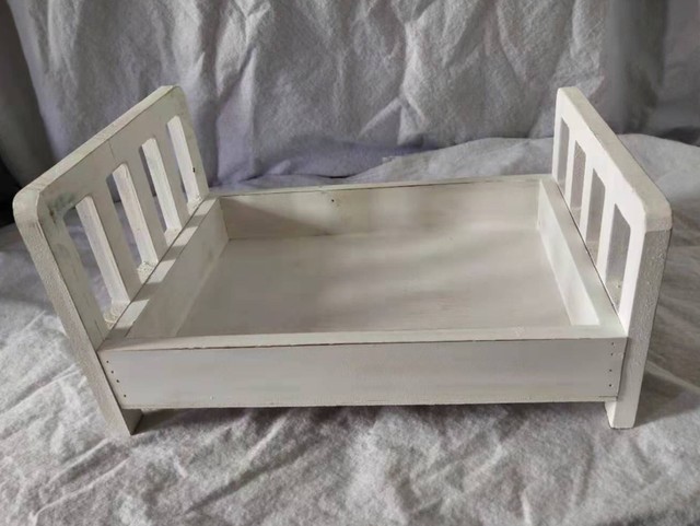 Noworodkowe drewniane łóżeczko dziecięce do fotografii, idealne na Milestone zdjęcia - Wianko - 1