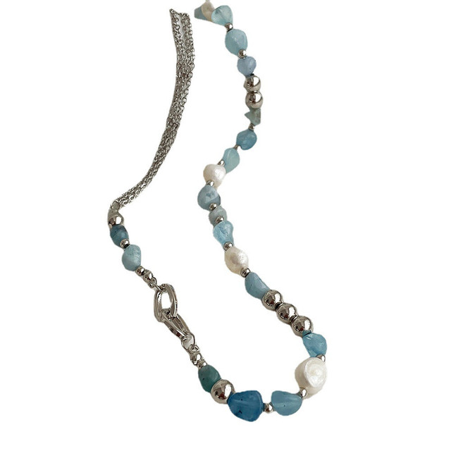 Naszyjnik choker z niebieskim kryształem i naturalną perłą słodkowodną - świeże uczucie, barokowa konstrukcja - Wianko - 1