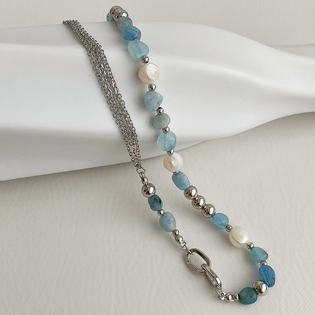 Naszyjnik choker z niebieskim kryształem i naturalną perłą słodkowodną - świeże uczucie, barokowa konstrukcja - Wianko - 3