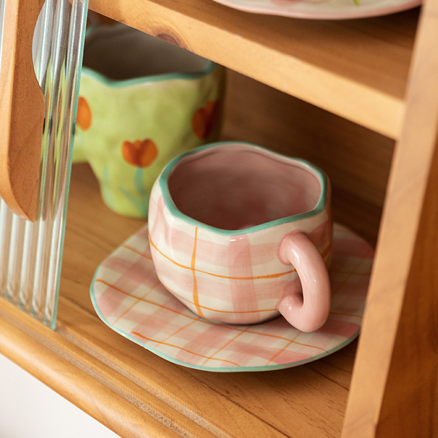 Ręcznie malowana ceramiczna filiżanka z kwiatowym wzorem dla miłośników kawy - idealna do domu i biura - Wianko - 10