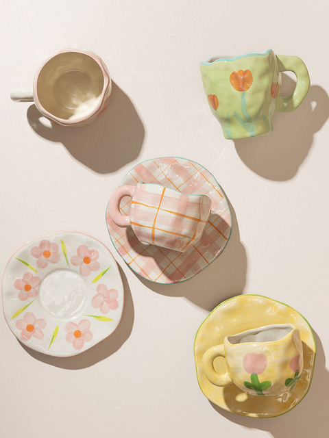 Ręcznie malowana ceramiczna filiżanka z kwiatowym wzorem dla miłośników kawy - idealna do domu i biura - Wianko - 4