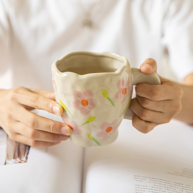 Ręcznie malowana ceramiczna filiżanka z kwiatowym wzorem dla miłośników kawy - idealna do domu i biura - Wianko - 8