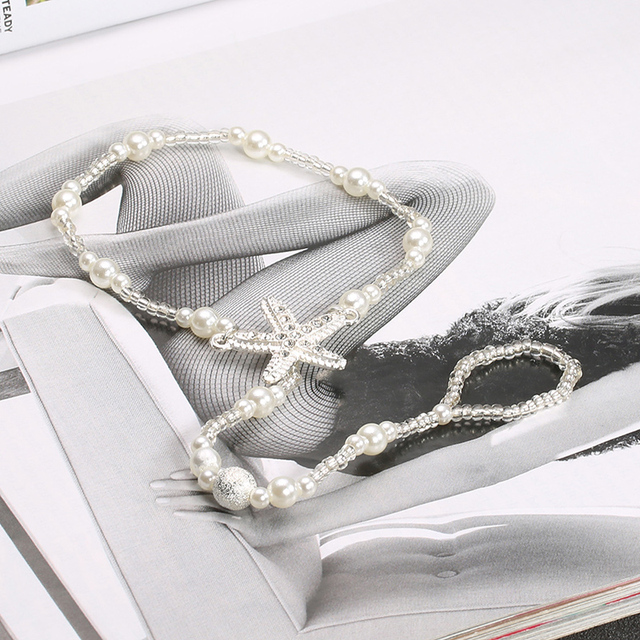Sandałki z kostkowym łańcuszkiem, pierścieniem na palec i bransoletką na nogę z perłą - moda letnia dla kobiet i dziewcząt - Wianko - 2