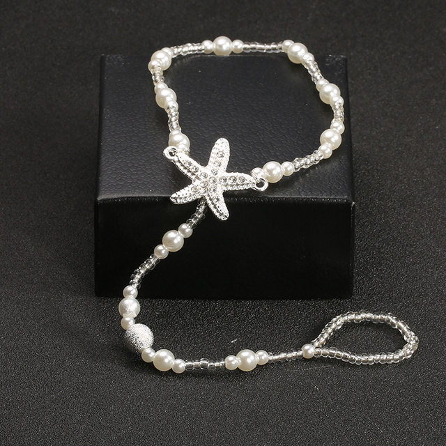Sandałki z kostkowym łańcuszkiem, pierścieniem na palec i bransoletką na nogę z perłą - moda letnia dla kobiet i dziewcząt - Wianko - 6
