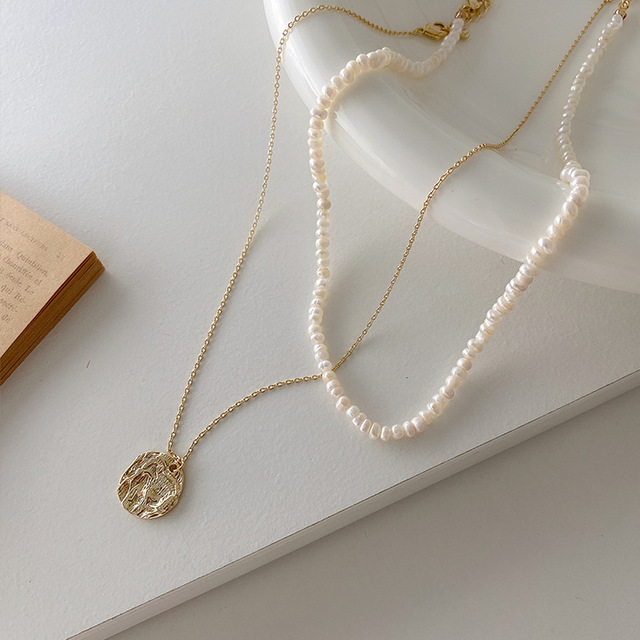 Naszyjnik z francuskimi słodkowodnymi perłami o podwójnej warstwie i złotym wisiorkiem typu moneta - biżuteria dla kobiet - Wianko - 1