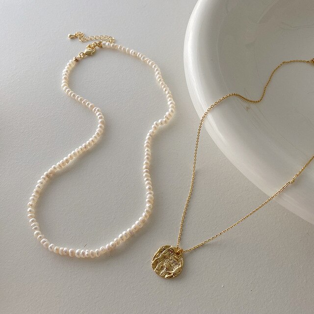 Naszyjnik z francuskimi słodkowodnymi perłami o podwójnej warstwie i złotym wisiorkiem typu moneta - biżuteria dla kobiet - Wianko - 2