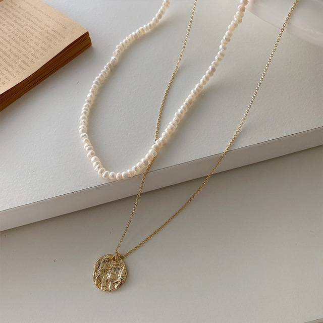 Naszyjnik z francuskimi słodkowodnymi perłami o podwójnej warstwie i złotym wisiorkiem typu moneta - biżuteria dla kobiet - Wianko - 3
