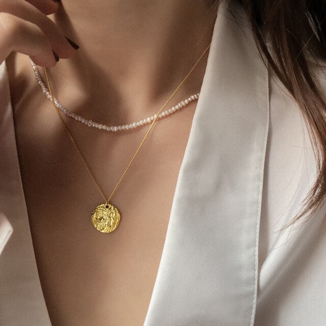 Naszyjnik z francuskimi słodkowodnymi perłami o podwójnej warstwie i złotym wisiorkiem typu moneta - biżuteria dla kobiet - Wianko - 5