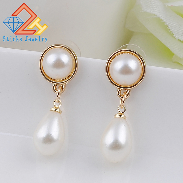Sztuczne kolczyki wiszące w kształcie łezki, pozłacane, z białymi perłami - biżuteria idealna na imprezę - Wianko - 2
