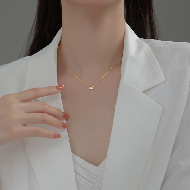 Naszyjnik KAMIRA 925 srebro - minimalistyczny kwadrat z błyszczącymi cyrkoniami, link chain - elegancka biżuteria dla kobiet i nastolatek, sięgająca do obojczyka - Wianko - 5