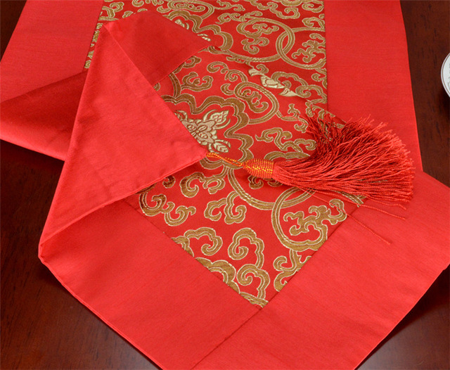 Bieżnik dekoracyjny z haftem w stylu klasycznym z czerwonym kwiatem, ptakami i smokiem z frędzlami - Wianko - 2