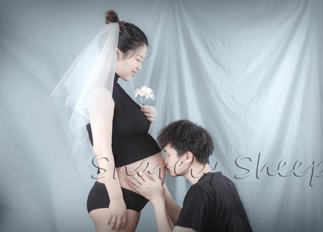 Czarna koronkowa sukienka ciążowa do sesji zdjęciowej i na baby shower z welonem - Wianko - 4